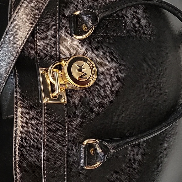 Michael Kors Hamilton Large Bag with Lock and Key - Picture 2 of 11